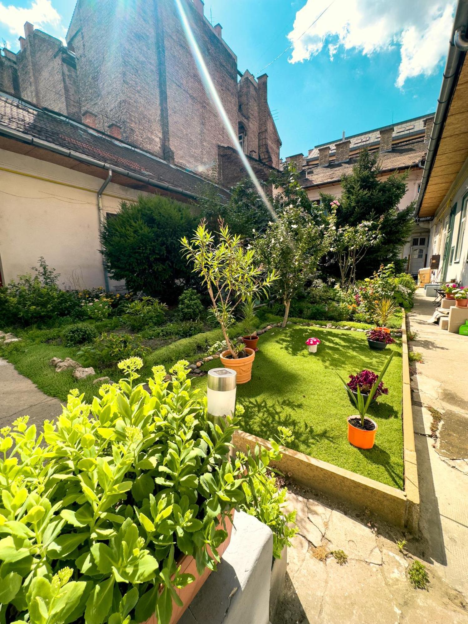 Urban Studio With Private Garden Near Andrassy Budapest Kültér fotó
